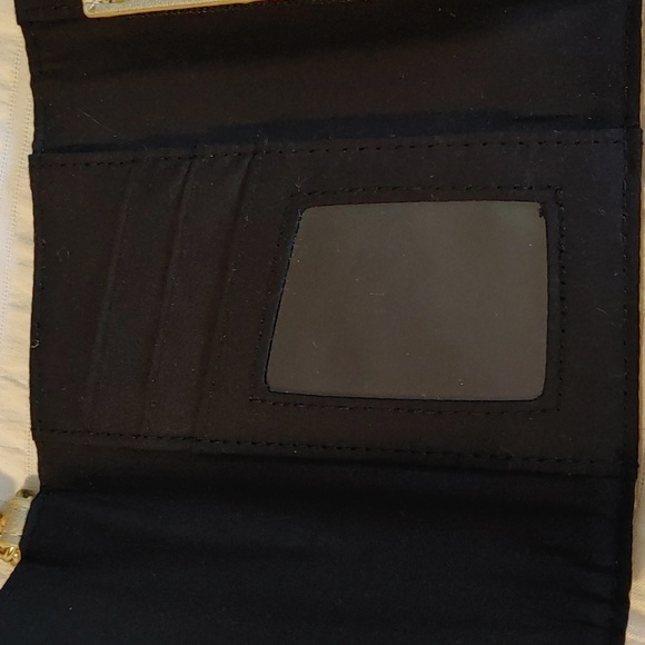 🍁GUESS GOLD WALLET WITH WRISTLET - Picture 6 of 10